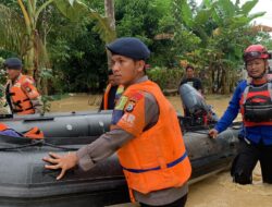 Wajo Banjir, Danyon C Pelopor Kerahkan Tim SAR