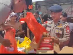 H+3 Pasca Banjir Siwa, Brimob Bone Fokus Bersihkan Fasilitas Umum dan Bantu Salurkan Sembako