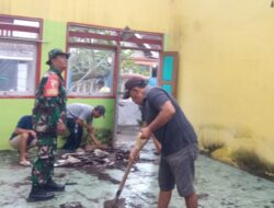 Bangun Kebersamaan, Babinsa Bantu Warga Renovasi Gedung Sekolah