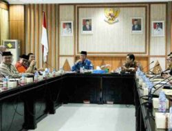 Rapat Forum Komunikasi Pencapaian UHC Tahap Pertama Tahun 2024, Sekda Isnan Fajri Pimpin Rapat Forum Komunikasi Pencapaian UHC Tahap Pertama Tahun 2024.