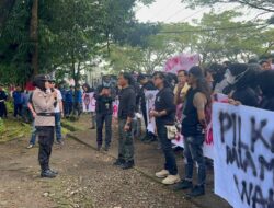 Brimob Bone Diturunkan Tangani Unjuk Rasa Anarkhi Di Depan Kantor DPRD Bone