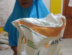 Pemdes Desa Padang Tambak Mengadakan Pembagian Sembako Beras Bantuan Pangan