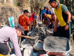 Sinergitas Polres Ponorogo bersama TNI dan Warga Bersihkan Lingkungan Cegah Banjir