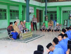 Satlantas Polres Gresik Gelar Program Dai Kamseltibcarlantas di Ponpes Mambaus Sholihin