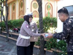 Srikandi Giri Satlantas Polres Gresik Hadir di Tengah Masyarakat, Jaga Keamanan dan Berbagi Berkah Jumat