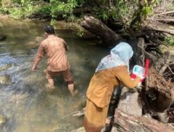 Dinkes Bengkulu SelatanPastikan Kualitas Air Aman Ambil Sampel di Bukit Riki.