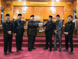 Bupati, H. Rifai Tajudin bersama Wakil Bupati, Yevri Sudianto menghadiri Rapat Paripurna DPRD.