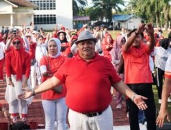 Bupati Bengkulu Selatan, H. Rifai Tajudin turut memeriahkan Semarak HUT RI ke-80 Tahun 2025 dengan mengikuti Gerak Jalan Santai dan Senam Germas.