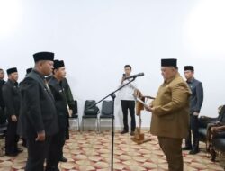 Bupati Dan Wakil Bupati Bupati Bengkulu Selatan Melantik Penjabat Sekretaris Daerah Dan Kepala Dinas Perhubungan di Ruang Cascading Rumah Dinas Bupati.